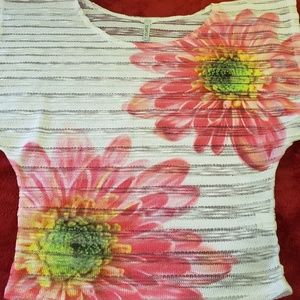 Floral top size small‎ sweater like new bena j